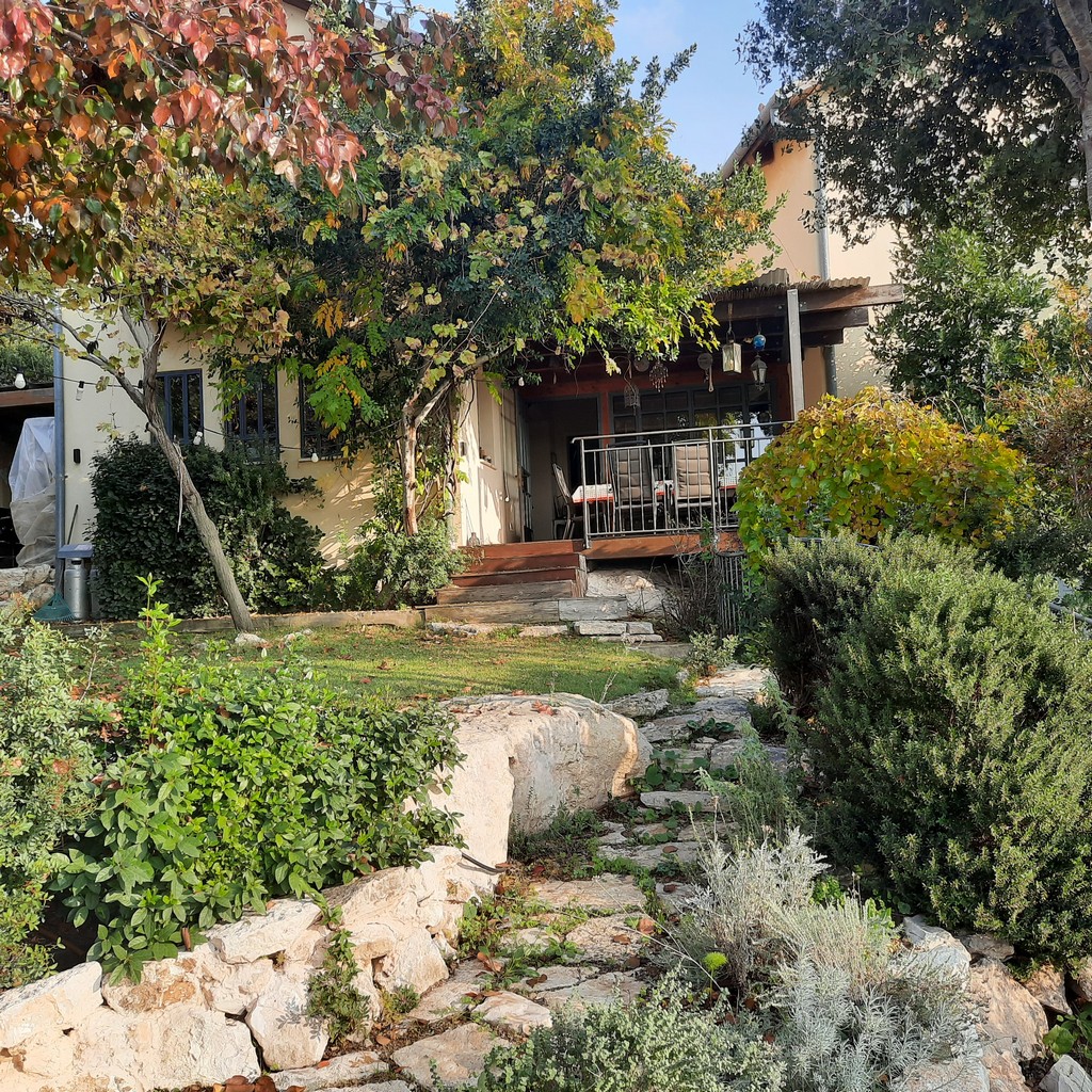 גינה פרטית משולבת בחורש הים תיכוני