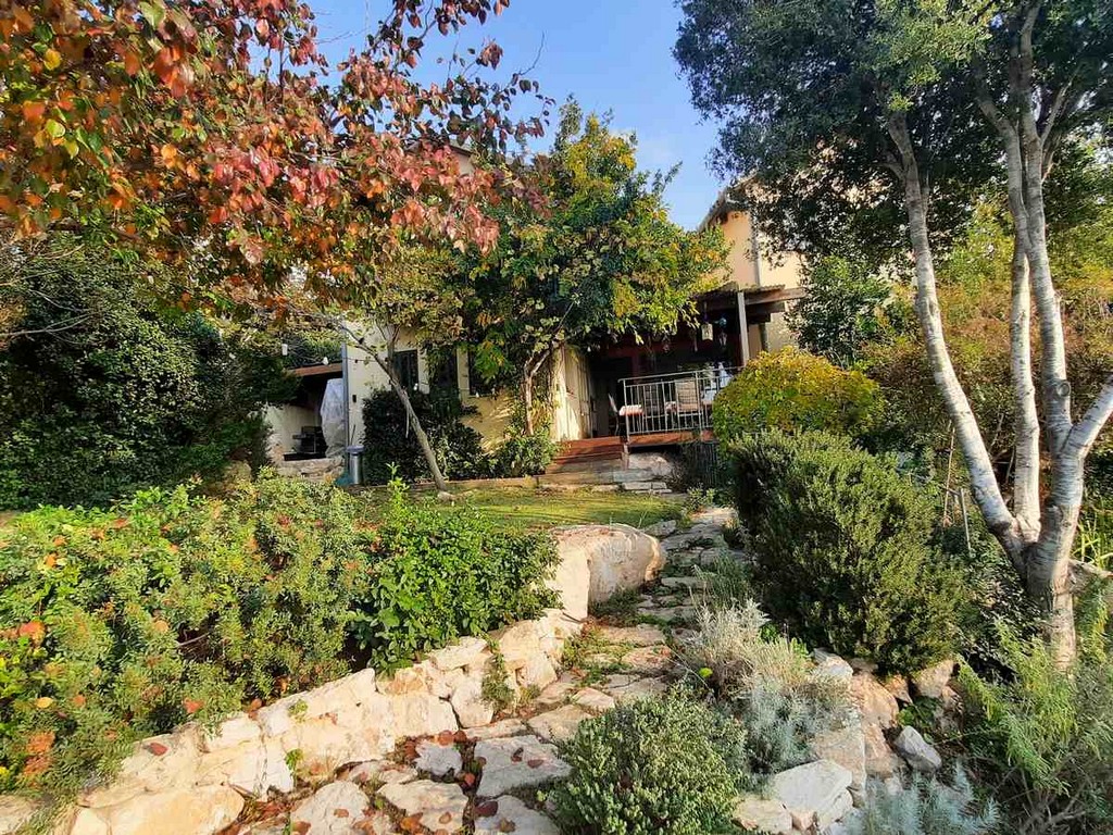 גינה פרטית משולבת בחורש הים תיכוני