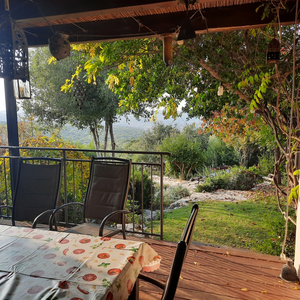 גינה פרטית משולבת בחורש הים תיכוני