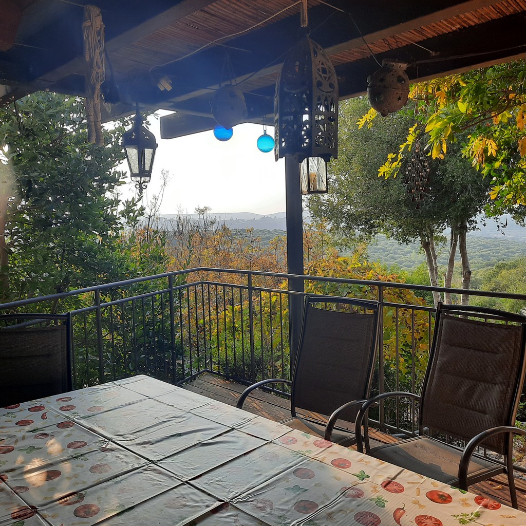 גינה פרטית משולבת בחורש הים תיכוני