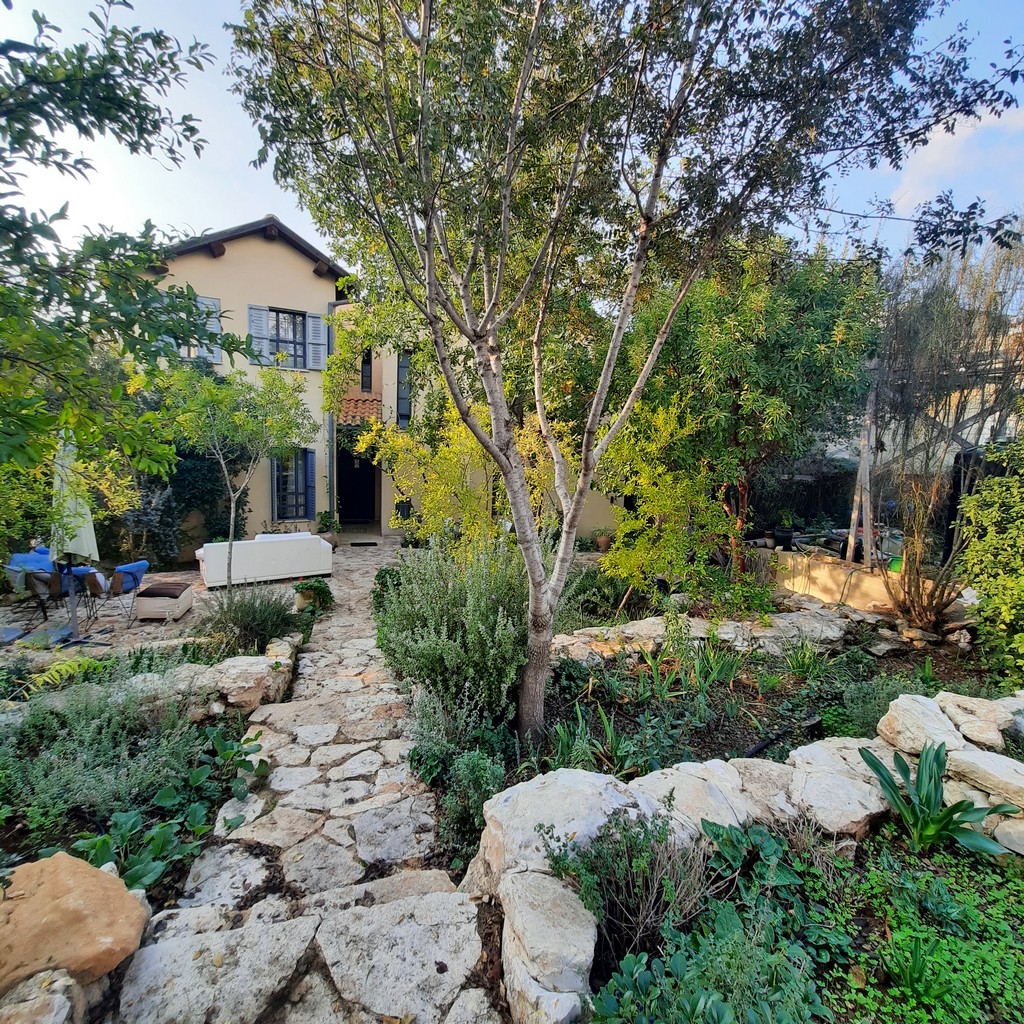 גינה פרטית משולבת בחורש הים תיכוני